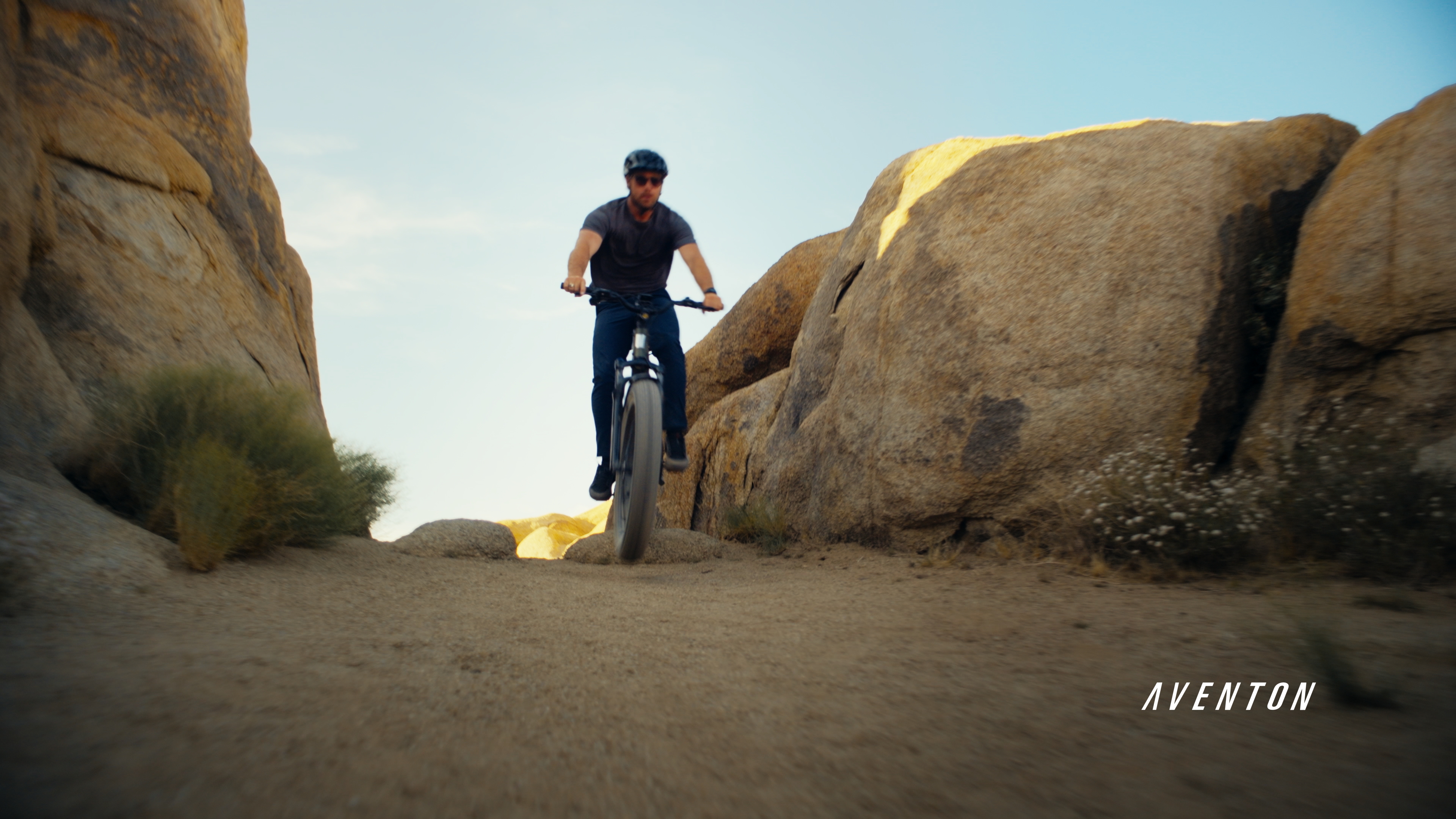 Second review still from the Aventon EU teaser ad